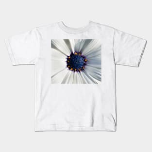 Closeup of white African daisy Kids T-Shirt